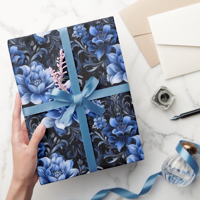 Blå blommor på svart presentpapper (Gifting)