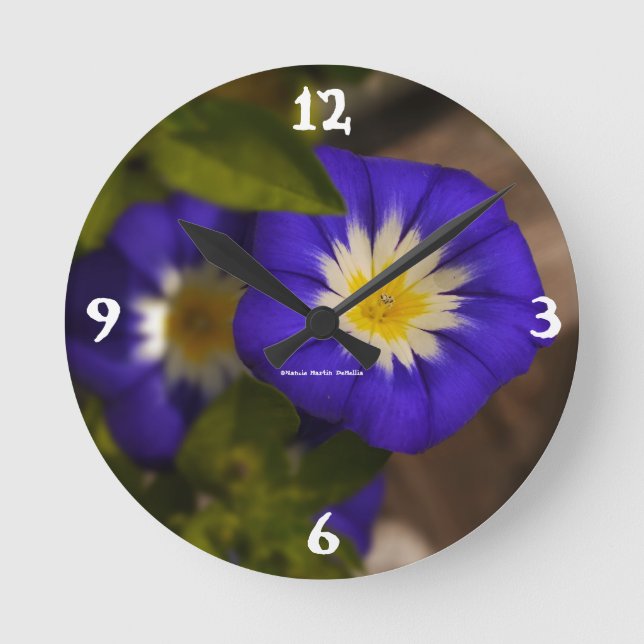 Blå blomvaggsklocka rund klocka (Framsida)