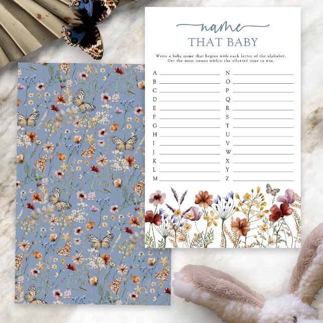 Blå Boho Namnge Den Bebisen Lek (Dusty Blue Boho Floral Name That Baby Game Card with Butterfly by Painted Paperie
)