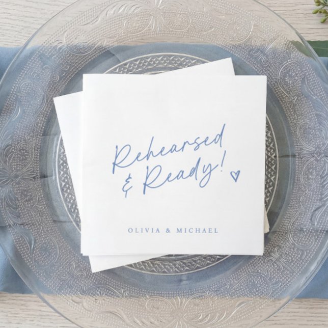 Blå Bröllopsrepetition Middag Rehearsed & Ready Pappersservett (Bright blue Rehearsed & Ready rehearsal dinner napkin with heart and modern handwritten script.)