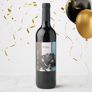 Blå brun, fyndig 50:e Hund nära Vinflaska Etikett
