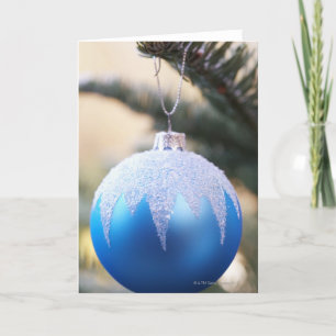 Blå bubbla på Julgran, stäng upp. Helgkort