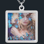 BLÅ BUTTRYCKLIGEN I TEAL GRÖNT GULD SPARKLES SILVERPLÄTERAT HALSBAND<br><div class="desc">Elegant,  attraktiv och klassvänlig utformning anpassade med initialer Originalmålning och digital grafik från Bulgan Lumini (c)</div>