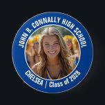 Blå CheerLeaderfoto High School Spirit Knapp<br><div class="desc">Den här coolan har skräddarsytt fotopresenten i high school med en blå knapp som innehåller vit typografi av ditt team och namn på en blå knapp. Anpassa dig med ditt student-foto och klassår som en stolt,  bekväm förälder. Ett mamma och pappa kan bära dessa knappar till konkurrens och spel.</div>