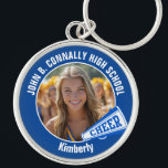Blå CheerLeaderfoto High School Spirit Rund Silverfärgad Nyckelring<br><div class="desc">Den här coolan har skräddarsytt fotopresenten med högskoleledare med vit typografi av ditt team och namn på en blå nyckelkedja med en cheer-megafon. Anpassa dig med ditt student-foto och klassår som en stolt,  bekväm förälder. En underbar gåva till mamma eller pappa.</div>