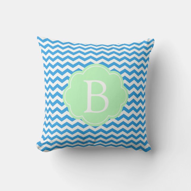 Blå chevron, ljusgrön form, monogram kudde (Framsida)