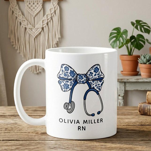 Blå Chinoiserie Coquette Bow RN Sjuksköterska Exam Kaffemugg (gift for nurse, gift for medical student, gift for doctor, rn graduation gift, nursing graduate gift)