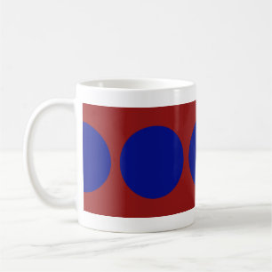 Blå cirklar på röd kaffemugg