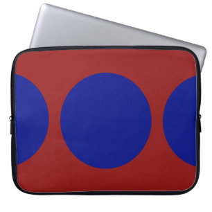 Blå cirklar på röd laptop sleeve