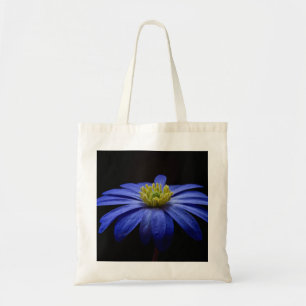 Blå Daisy Gerbera Flower på svart bakgrund Tygkasse