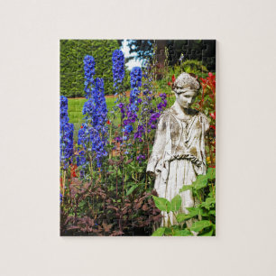 Blå delphinium-blomsterträdgård och guddess staty pussel