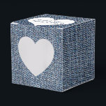 Blå Denim Med Hjärta Förmånslåda Presentaskar<br><div class="desc">Vit hjärta med nygifta namn på blå jean denim bakgrund.</div>