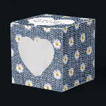 Blå Denim Med Prästkragar Presentaskar<br><div class="desc">Vit hjärta med nygifta namn på blå jeans denim och prästkragemönster.</div>