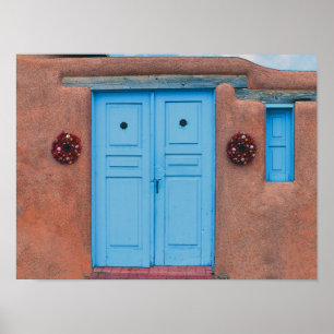 Blå dörrar och Rista Wreaths, Taos Adobe Poster