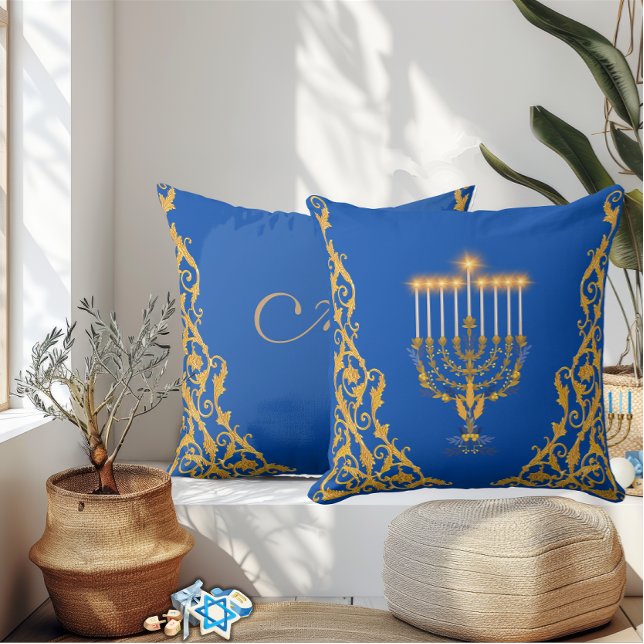 Blå Elegant Monogram Hanukkah Guld Menorah  Kudde (Skapare uppladdad)