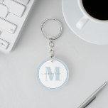 Blå enkel monogramPersonlig<br><div class="desc">Med den här chicen blå monogrammet nycklar lanyard får du en liten elegans som passar dina vardagsbehov. Med en enkel, minimalistisk utformning med ett kalligrafiskt skript för snyggt och fet typografi, är det här lanyard perfektens balans mellan professionell och contemporary. Anpassa den med ditt namn och börja med ett sofistikerat...</div>