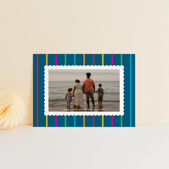 Blå Enkla Ränder och Kragmusslor Landskapsfoto Julkort (new year card blue with bright colored vertical stripes and family photo in a white scalloped frame )