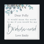 Blå Eucalyptus Löv-skript Bridesmaid-begäran Magnet<br><div class="desc">Ett underbart sätt att ställa denna speciella fråga,  ge denna magnet med Blue Eucalyptus löv att lägga på kant överst med Bridesmaid i snyggt modern typografi på mörk blått. Resten av texten kan lätt bli personlig.</div>
