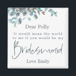 Blå Eucalyptus Löv-skript Bridesmaid-begäran Magnet<br><div class="desc">Ett underbart sätt att ställa denna speciella fråga,  ge denna magnet med Blue Eucalyptus löv att lägga på kant överst med Bridesmaid i snyggt modern typografi på mörk blått. Resten av texten kan lätt bli personlig.</div>