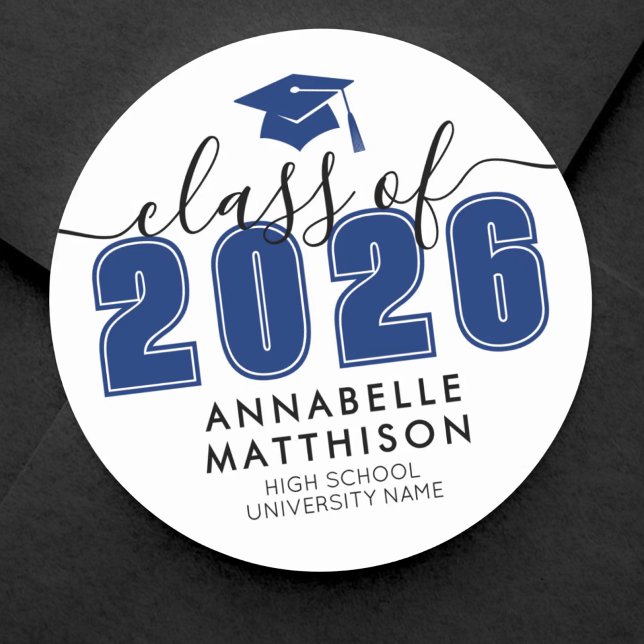 Blå Examen Runt Klistermärke (Graduate Class Of 2026 Blue Graduation Classic Round Sticker)