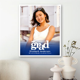 Blå examensfoto fet typografi minimalistisk poster