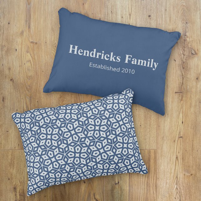 Blå familjen Namn "Etablerad" med Back Mönster Prydnadskudde (Front and Back in situ)