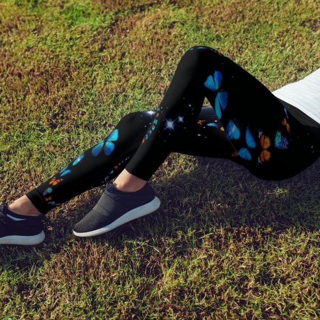 Blå fjärilar faller ner i stjärnornas svarta skinn leggings (Skapare uppladdad)