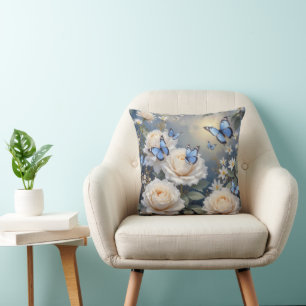 Blå fjärilar på vita rosor och tusenskönor kudde