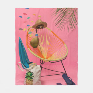 Blå flip-flop bredvid stol fleecefilt