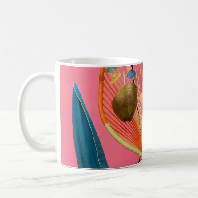 Blå flip-flop bredvid stol kaffemugg (Vänster)