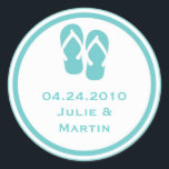 Blå flip-flopp under bröllopet gynnar märkrns stäm runt klistermärke<br><div class="desc">Gör din stora dag minnesvärd med den här snyggten-festen till förmån för sälar. Stickers har ett par strandsandaler. Dessa mångsidiga etiketter är underbara för att anpassa små kandisäckar,  mintburkar,  sylt burk,  lådor och mycket mer!</div>