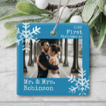 Blå första jul, mr. & Mrs Anpassningsbar Photo Julgransprydnad Keramik<br><div class="desc">Anpassa den här prydnaden med ditt foto från bröllop och lägg till ditt efternamn tillsammans med året för den här underbara julfesten.</div>
