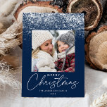 Blå foto av God jul Julkort<br><div class="desc">Unikt och modernt helgdag-kort med vita fallande snö-blommor överst i designen med en intensiv marin bakgrund. Bilden på kvadraten visas mitten i designen med det Julhälsningar "God jul" i ett trendig med ett vitt kalligrafiskt skript som visas nedan. Anpassa framsidan av snöflingkortet genom att lägga till ditt namn och året....</div>