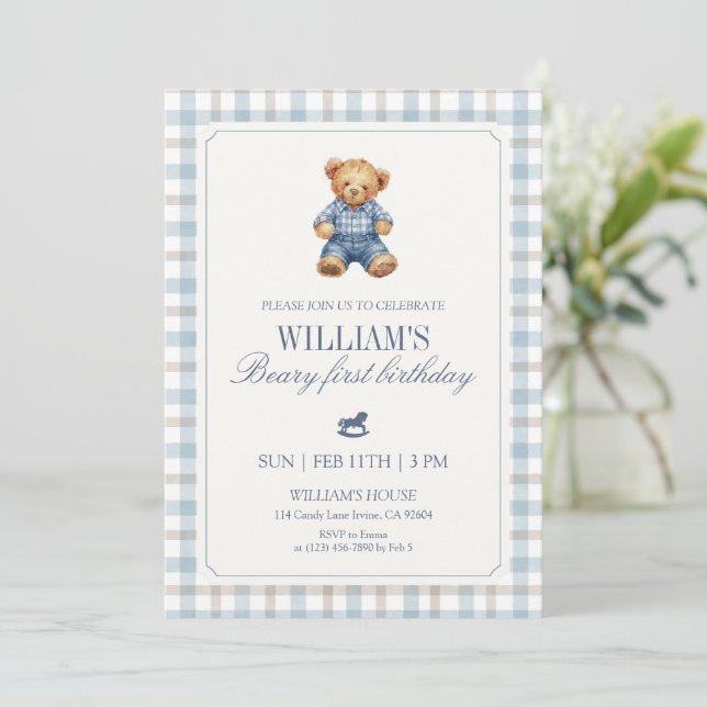 Blå Gingham Beary Första Födelsedags Pojke Teddybj Inbjudningar (Stående Fram)