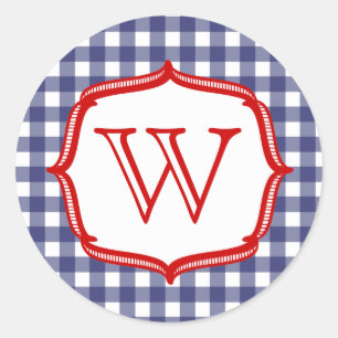Blå Gingham med röd monogramsymbol Runt Klistermärke