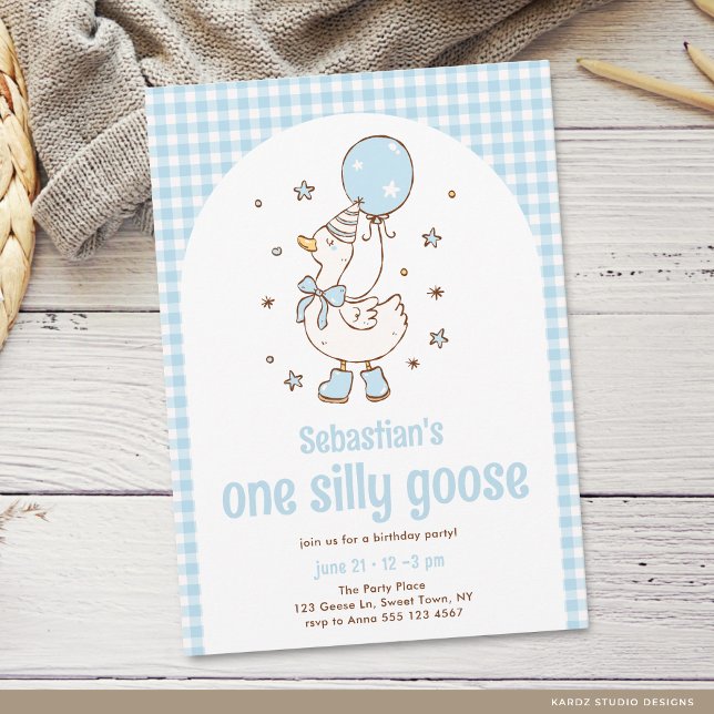 Blå Gingham Pojkar En Dum Anka 1-årsdag Inbjudningar (The front of the invitation is shown in a 5x7-inch size. Choose size, paper, and corner sty)