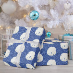 Blå Glitter-julparad för årstidsbussen Presentpapper<br><div class="desc">Den här pappra julomslutningen vid kusten har en mönster av vita sanddollar på en marin blå faux glitter-bakgrund.</div>