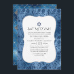 Blå Glitter Sjöjungfru Mönster Bat mitzvah Inbjudningar<br><div class="desc">Att samla ihop sjöjungfru av folie,  temat bat mitzvah inbjudan i blå designade accenter för att snabbt och enkelt kunna anpassas till dina händelsespecifikationer.</div>