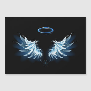 Blå glowing Angel Vingar på svart bakgrund