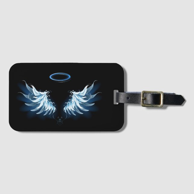 Blå glowing Angel Vingar på svart bakgrund Bagagebricka (Framsida horisontal)