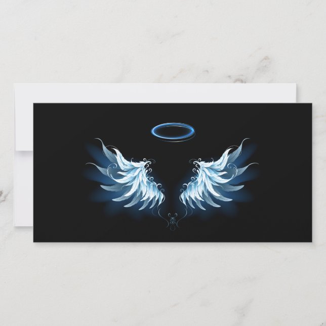Blå glowing Angel Vingar på svart bakgrund Spara Datumet (Framsida)
