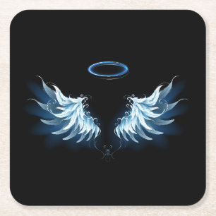 Blå glowing Angel Vingar på svart bakgrund Underlägg Papper Kvadrat