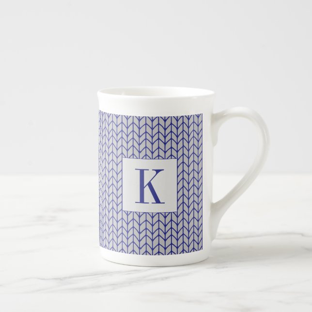BLÅ GRÅ STICKAD Benporسلinmugg + Initial Benporslin Mugg (Höger)