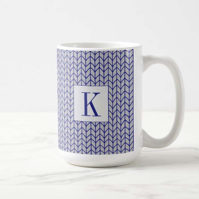 BLÅ GRÅ STICKAD Hög vit mugg + Initial (Höger)