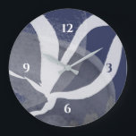 Blå Grått och vit konstnärlig vattenfärg, stor klo Stor Klocka<br><div class="desc">Modern konstnärlig klocka har en unik konstnärlig design i en blå grått- och vit färg-palett. Denna abstrakt är byggt på kombinationer av organiska former och linjer, som är överlappade och sammanflätade för att bilda en komplicerad abstrakt utformning. Siffror i blått och vitt. En modern väggklocka för vardagsrummet, sovrummet, köket eller...</div>