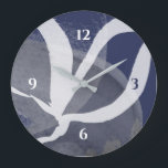 Blå Grått och vit konstnärlig vattenfärg, stor klo Stor Klocka<br><div class="desc">Modern konstnärlig klocka har en unik konstnärlig design i en blå grått- och vit färg-palett. Denna abstrakt är byggt på kombinationer av organiska former och linjer, som är överlappade och sammanflätade för att bilda en komplicerad abstrakt utformning. Siffror i blått och vitt. En modern väggklocka för vardagsrummet, sovrummet, köket eller...</div>