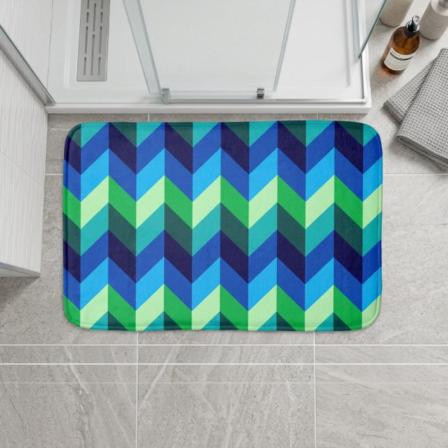 Blå Grön Ombre Chevrons Liten Baddiskmatta Badrumsmatta (Blue Green Ombre Chevrons Small Bath Mat on floor in front of shower in a modern style bathroom.)