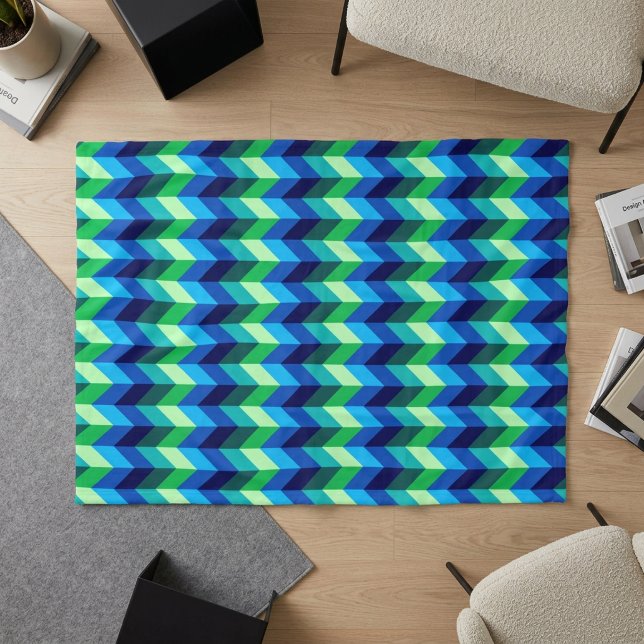 Blå Grön Ombre Chevrons Liten Fleecefilt (Blue Green Ombre Chevrons Small Fleece Blanket on floor of modern style living room.)