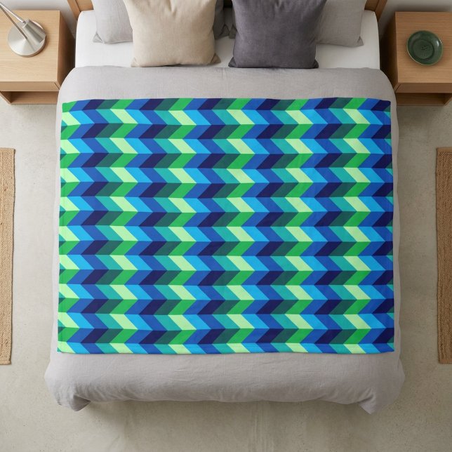 Blå Grön Ombre Chevrons Medium Fleecefilt (Blue Green Ombre Chevrons Medium Fleece Blanket on a bed.)