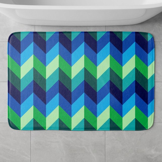 Blå Grön Ombre Chevrons Stor Baddrukmatta Badrumsmatta (Blue Green Ombre Chevrons Large Bath Mat on floor in front of a bath tub in a modern style bathroom.)